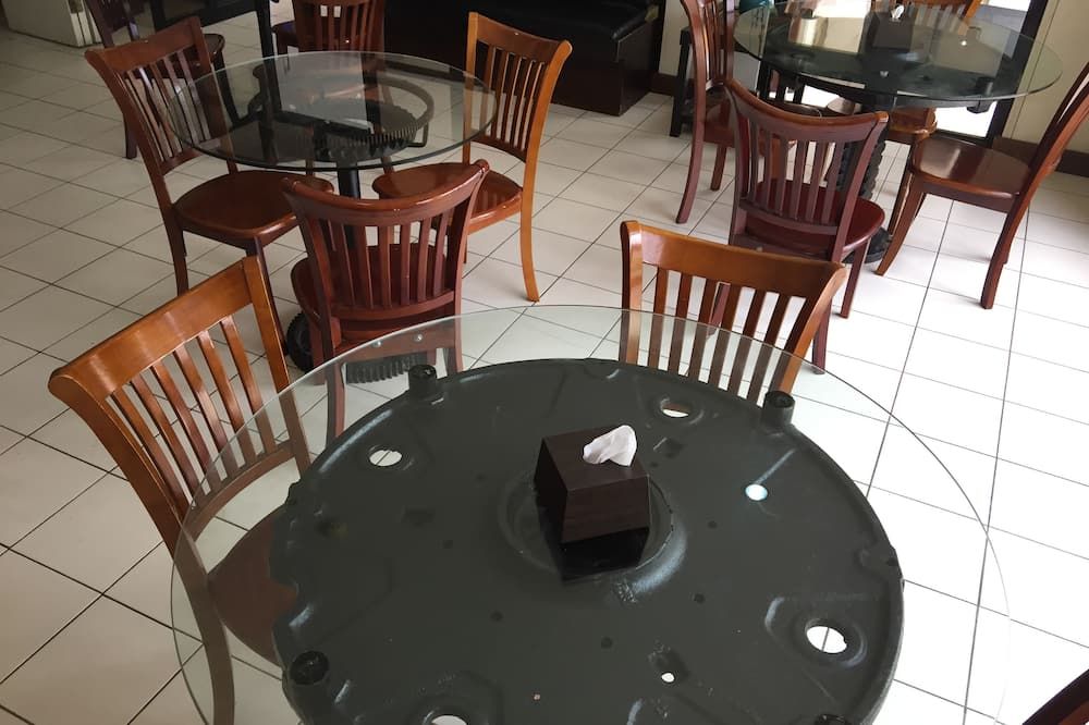 El Haciendero Private Hotel - אילוילו סיטי - מסעדה