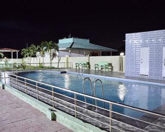 Luxury Farmhouse with Bedrooms, AC, Private Pool, Lawn and Gazebo - Shankarpalli - Piscină