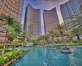 Gold Coast Pik Bahama Sea View Apartments - Yakarta - Piscina
