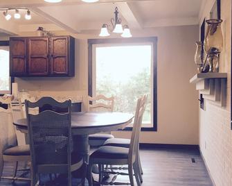 Enjoy a relaxing stay at the Chickadee Cottage in Richland Center Wisconsin - Richland Center - Dining room