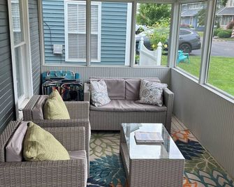 Just steps to Mitiwanga beach. Relax at our charming 2-bedroom Huron cottage - Huron - Balcony