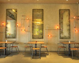 Yello Hotel Jemursari - סוראבאיה - מסעדה