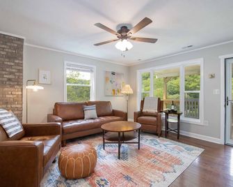 3 Mins to Ski Hatley Pointe! Inviting Mtn Retreat! Fire Pit+wifi~near Avl - Mars Hill - Sala de estar