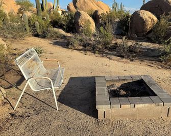 Secluded desert boulder tiny house retreat - Florence