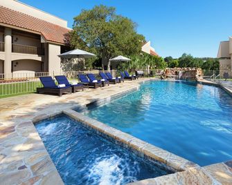 3 Units with Balcony! Onsite Pool & Golf, 6 mi to Hill Country Mile Boutiques! - Boerne - Bazén