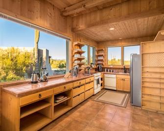 Parsons Villas - Troon Loft | Massive Open Space, Breathtaking Views, Heated Pool/Spa, Horses! - Scottsdale - Kitchen