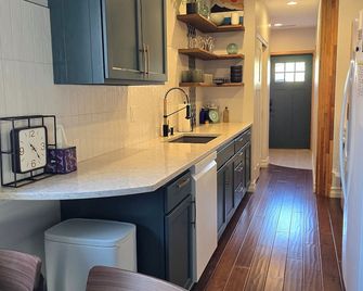 Beautiful and unique 1 bedroom home close to downtown with hot tub! - Ellensburg - Kitchen