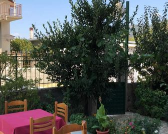 Hotel Villa Ago - Permet - Patio