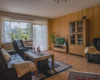 Large, comfortable, quiet 4-star apartment in the climatic health resort of Polle on the Weser cycle path - Polle - Sala de estar