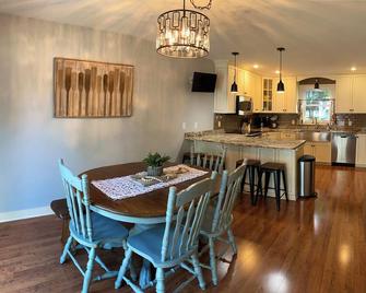 Beautiful Lake Manuella home, perfect for families! Relax, fish, swim, boat. - Litchfield - Comedor