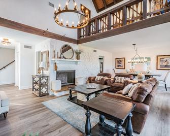 Lakefront Paradise Seasonal Getaway - Land O' Lakes - Living room