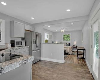 Grey Haus Casita-Peaceful Hill Country Views! - Fredericksburg - Kitchen
