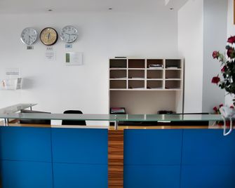 Habib Hotel Apartments - Ajman - Front desk