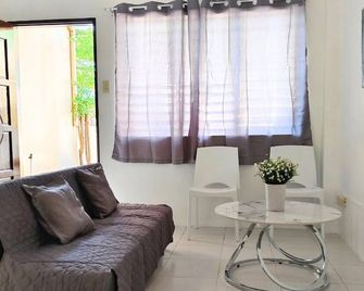 Mejia Gate 3 - Ormoc - Sala de estar