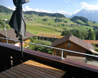Ackaert Ferienwohnung Top Of Thun - Thun - Balkón
