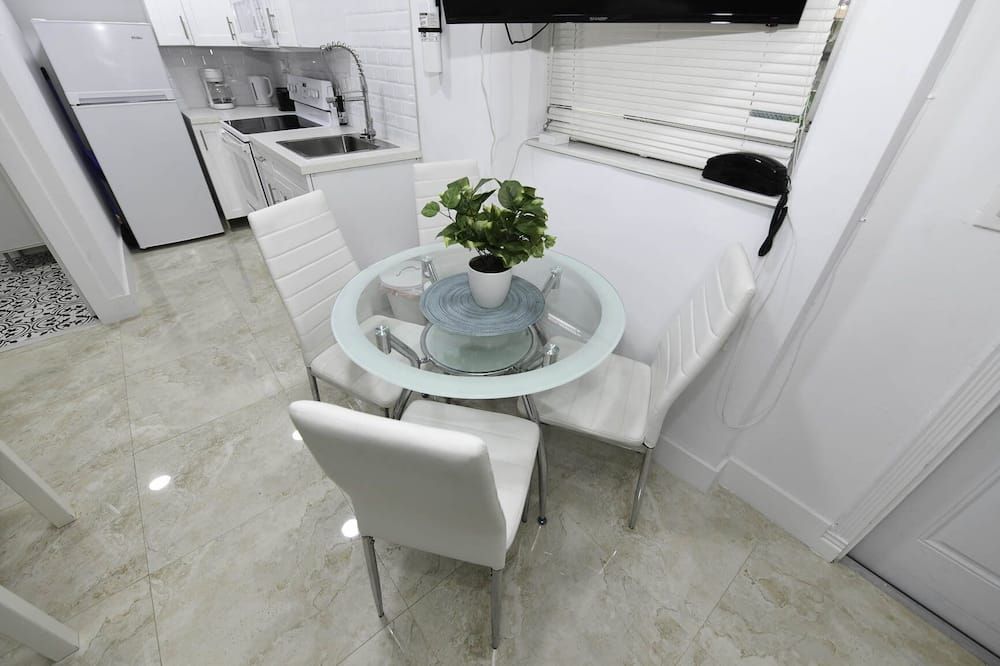 Stylish Studio Near Beach, Shopping & Nightlife - فورت لاودردال - غرفة طعام