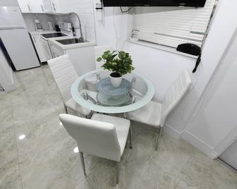 Stylish Studio Near Beach, Shopping & Nightlife - فورت لاودردال - غرفة طعام