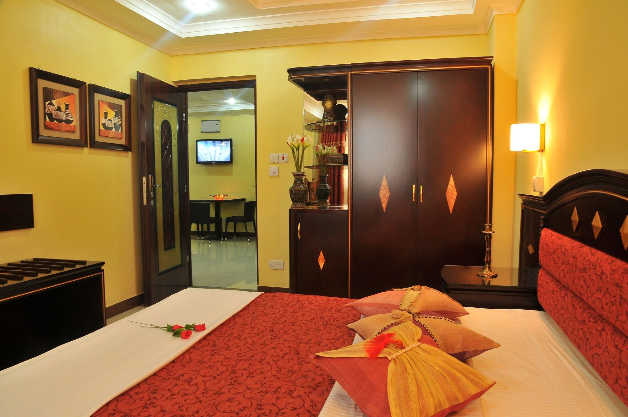 Urban Rose Hotel and Apartment - Daressalam - Schlafzimmer