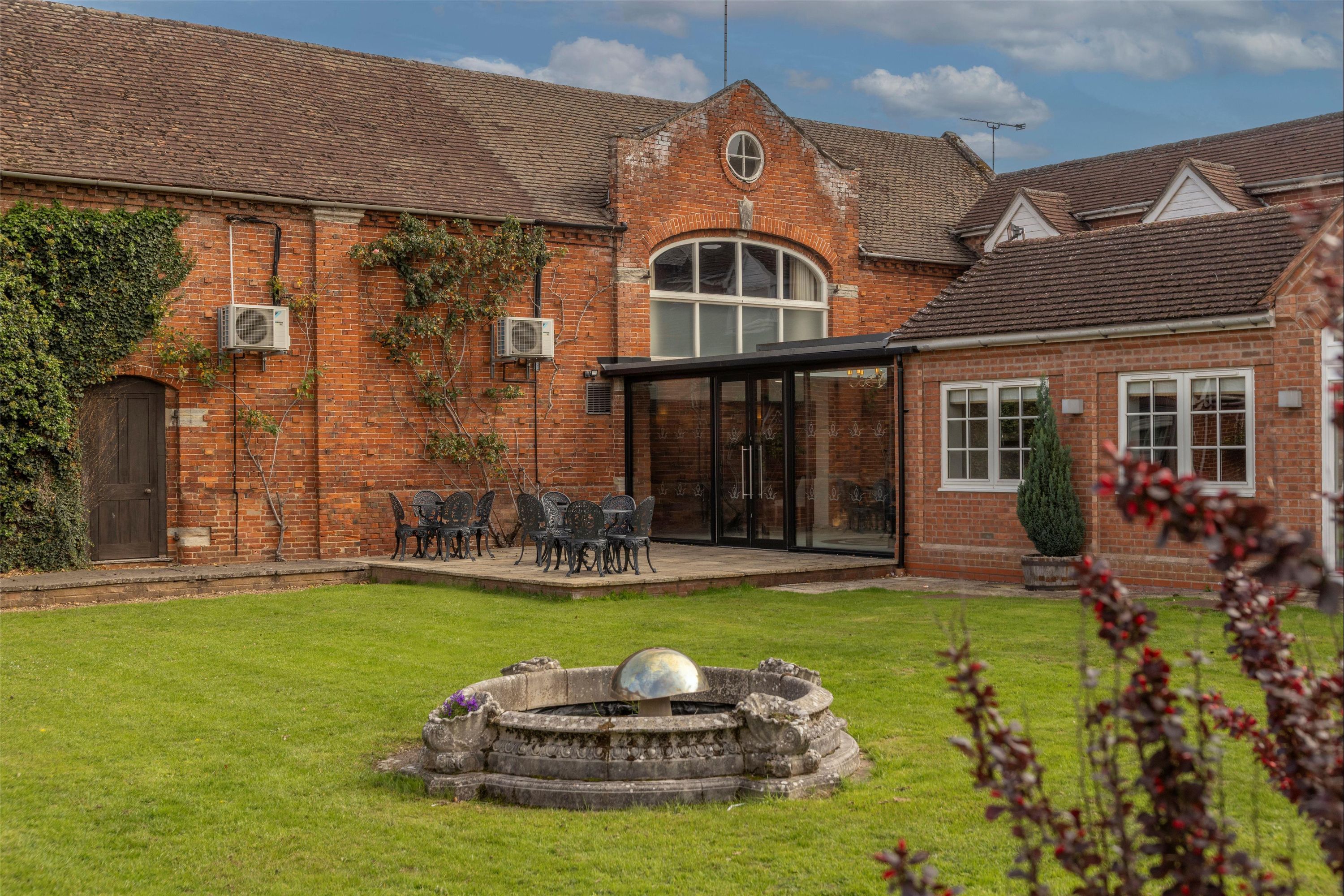 Kings Court Hotel, BW Signature Collection - Alcester - Budova