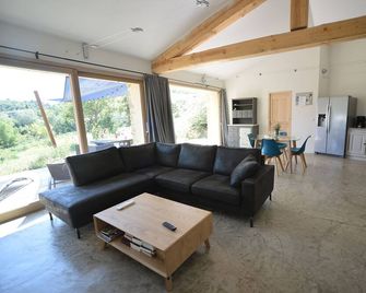 Charming B & B in Malucène - Malaucène - Living room