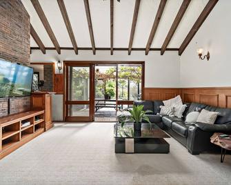 Charming lakeside manor in Port Stephens - Raymond Terrace