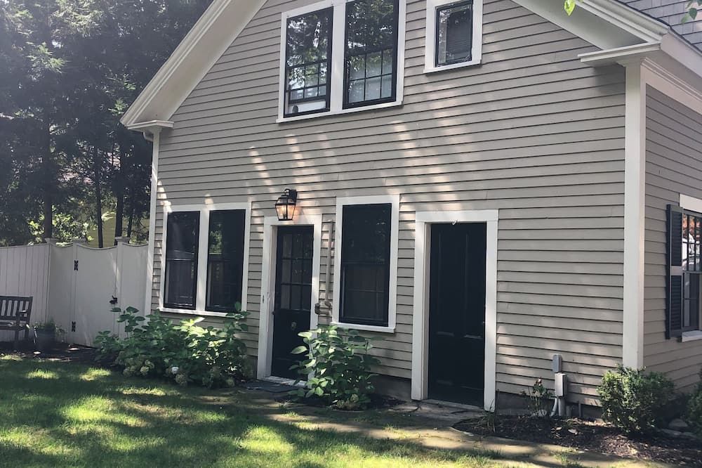 Cozy 1 bedroom in great Wellesley location. I block from the commuter rail.