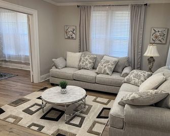 Fully renovated Charming 2-bedroom with full kitchenin amazing at1423 Madison av - Montgomery - Living room