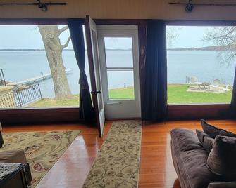 Beautiful Year Round Historic Cabin On Big Birch Lake - Melrose - Living room