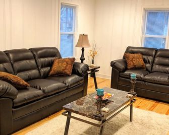 Beautiful renovated ranch on 1 acre, 2 miles from the stadiums. - Raytown - Living room