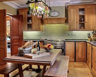 Luxurious charming house. Securing and warming pool. 10 rooms 9 bathrooms - Saint-Jean-de-Minervois - Cocina