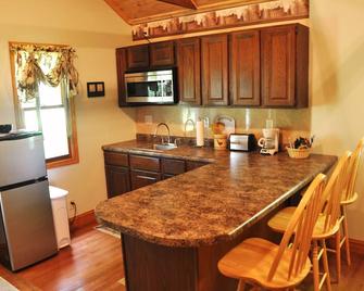 Romantic Rental for Honeymoons near Milwaukee, Wisconsin - Muskego - Kitchen