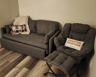 The Cattywampus - A Tiny Apartment in the Woods - Winnsboro - Living room