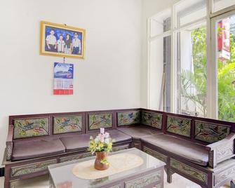 Ijen Homestay Mojokerto Redpartner - Mojokerto - Sala de estar
