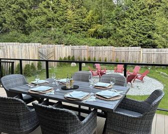Fun cottage with hot tub, pool table, game room, and a huge deck. - Roberts Creek - Patio