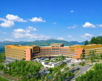 Ramada Hotel & Suites by Wyndham Gangwon Pyeongchang - Pyeongchang - Building