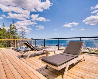 Comfy Seaside Cabana . Hot Tub, Sauna and All Weather Domes - Private - Hunt's Point - Balcony