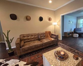 Pet Paradise On Main Fenced Yard Include - Calera - Living room