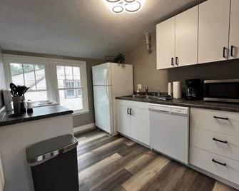 Cozy Cathedral View- Upper - Sioux Falls - Cocina