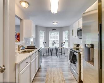 Cozy North Carolina Abode - Minutes from Downtown! - Mount Holly - Kitchen
