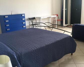 B&b Gigi' - Massa - Schlafzimmer