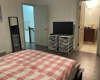Funky Peach Fondue - Sylvan Lake - Bedroom