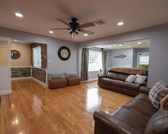 R&C Getaway - East Durham - Sala de estar