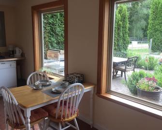 All Seasons Bed & Breakfast - Kelowna - Τραπεζαρία