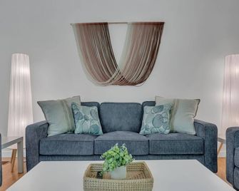 Lakeview, 3-Bedroom Cottage, newly renovated - Dickson - Вітальня