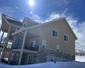 Luxurious retreat nestled near Fairview, Utah! Perfect for family reunions! - Fairview - Building