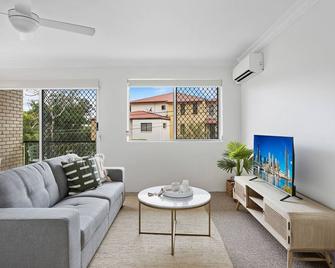 Spacious 2-Bed Apartment near City Centre - Brisbane - Living room