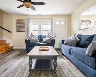 Family Affair in Philly Suburbs - Free Parking - Clifton Heights - Living room