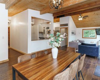 Muskoka Riverside Retreat on the Indian River in the heart of Port Carling - Port Carling - Dining room