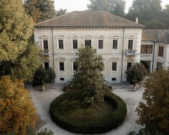 Venetian Art Nouveau Villa for Holidays in Historic Settings with Large Park - Oppeano - Edificio
