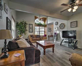 Bright College Station Abode 3 Mi to Kyle Field - Bryan - Living room